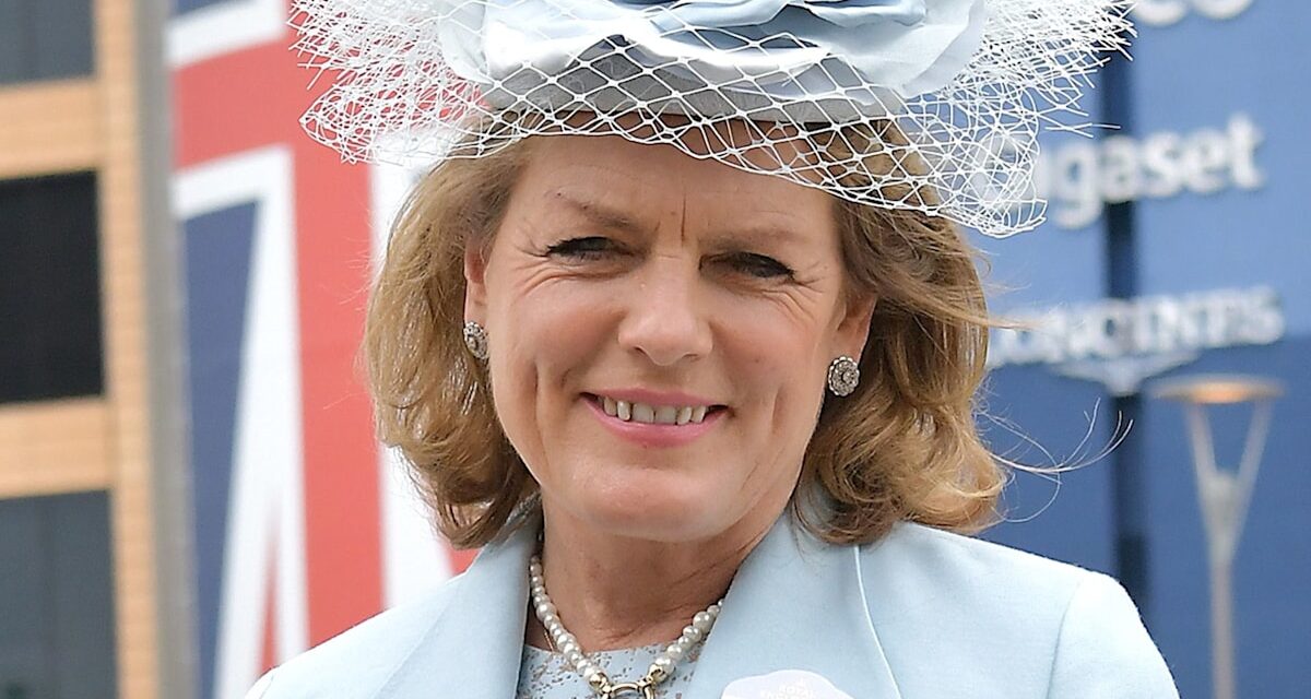 Les modèles de la duchesse de Rutland ont flatteur la robe de la mère de la mariée et les bijoux de mariée de mon mari éloigné