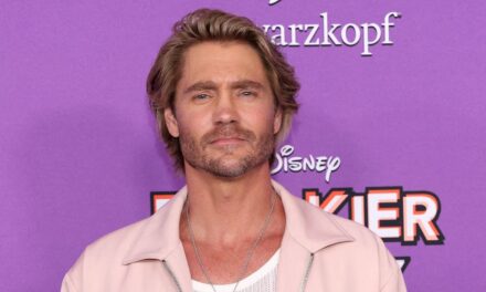 Les enfants satriques de Chad Michael Murray se mettent sous projecteur avec une apparence de tapis rouge familial rare