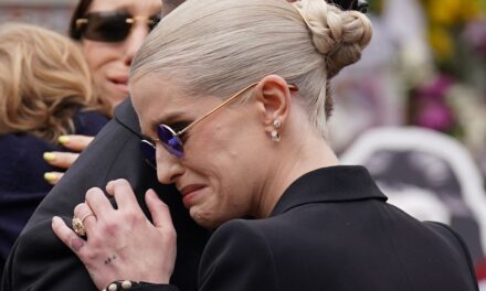 Émotionnel Kelly Osbourne regorge de larmes aux funérailles de papa Ozzy