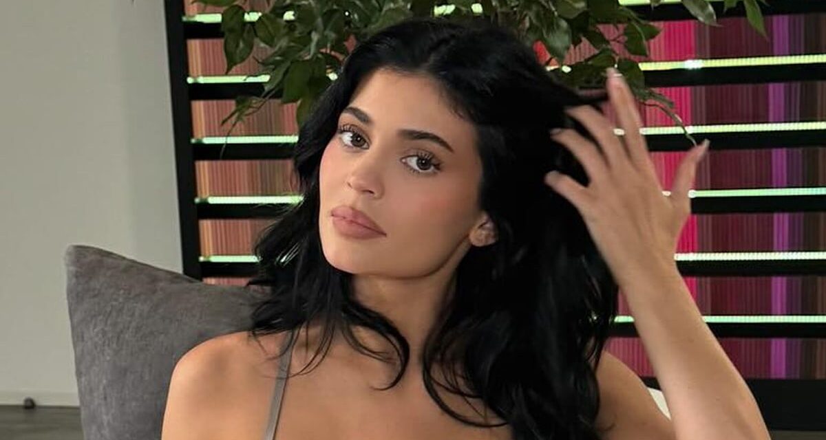 Le déchaînement à pois de Kylie Jenner se poursuit dans le pantalon capri et un haut de bikini itsy-bitsy