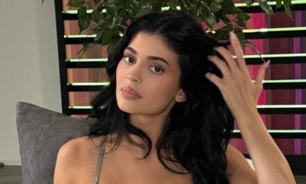 Le déchaînement à pois de Kylie Jenner se poursuit dans le pantalon capri et un haut de bikini itsy-bitsy