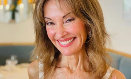 Susan Lucci prouve qu&rsquo;elle est sans âge sur une photo sans faille alors qu&rsquo;elle rend hommage à quelqu&rsquo;un spécial