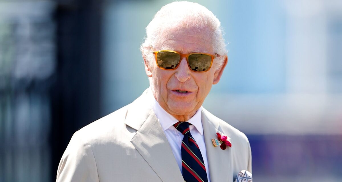 Le roi Charles ravit les fans royaux avec un geste inattendu pendant la visite de la plage