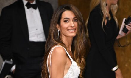 La robe à halternek blanche croustillante d&rsquo;Amal Clooney est une pure perfection pour l&rsquo;été brûlant 2025