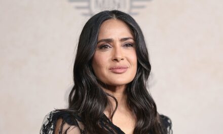 Le corps de bikini grésillant de Salma Hayek envoie les fans dans une frénésie car ils disent tous la même chose