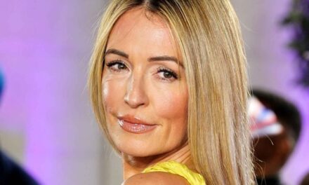 Cat Deeley porte l&rsquo;esthétique de maman en congé dans laquelle je vis – une chemise à rayures et un jean