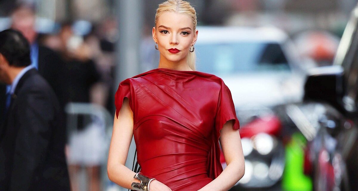 Les collants de Fishnet d&rsquo;Anya Taylor-Joy suintent le glamour du grunge après les heures