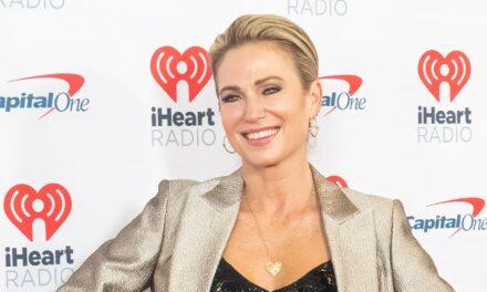Amy Robach partage la snap au bord de la piscine à couper le souffle – avec un partenaire inattendu