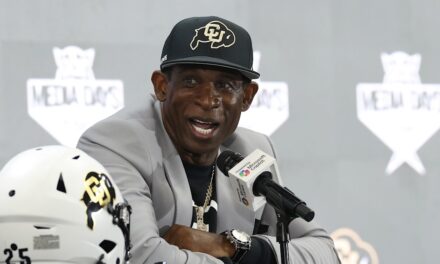 Les fans de football envoient des prières pour l&rsquo;entraîneur Prime, Deion Sanders, qui «traverse toujours quelque chose»
