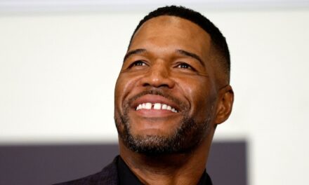 La fille modèle de Michael Strahan de GMA obtient une famille célèbre pour parler avec des boucles naturelles croissantes dans de nouvelles photos