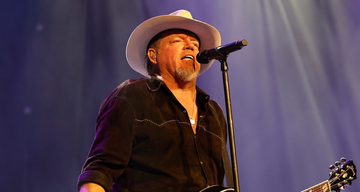 La chanteuse country Pat Green partage la «perte déchirante» après que les membres de la famille soient «emportés» dans les inondations du Texas