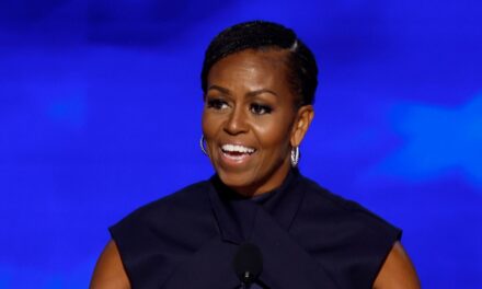 Michelle Obama admet qu&rsquo;elle est maintenant «complètement gratuite» alors qu&rsquo;elle fait allusion au nouveau chapitre