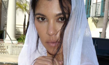 Kourtney Kardashian surprise dans les Cotswolds avant le mariage d&rsquo;Eve Jobs