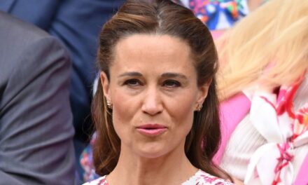 Le moment maladroit de Wimbledon, maladroit de Pippa Middleton, avec sœur Kate – Watch