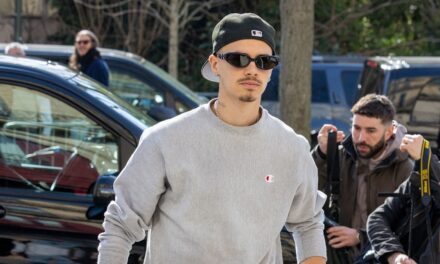 Les chaussures de déclaration de Romeo Beckham font un remuement – et le jury de la mode est sorti