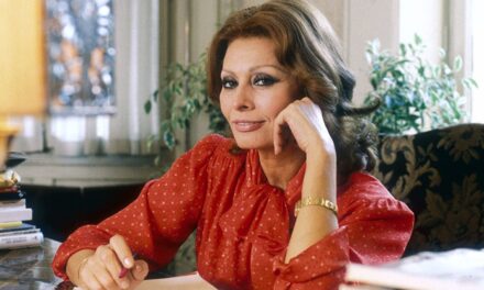 Le fils de Sophia Loren laisse une confession candide sur les romances de sa mère de 90 ans