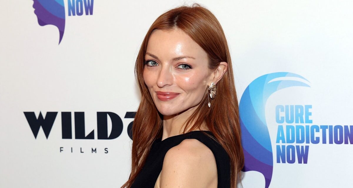 La fille enceinte de Clint Eastwood fait l&rsquo;apparence glamour du tapis rouge avec son fils