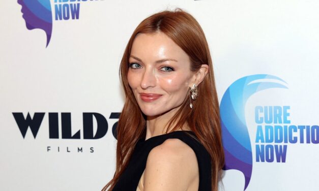 La fille enceinte de Clint Eastwood fait l&rsquo;apparence glamour du tapis rouge avec son fils