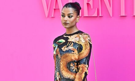 Simone Ashley clignote un aperçu rare du tatouage géant en robe d&rsquo;été pure