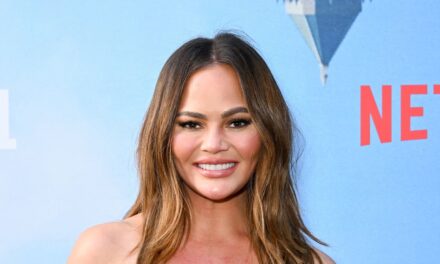 Chrissy Teigen partage une vidéo en mouvement de sa fille qui laisse les fans à dire la même chose – Regardez