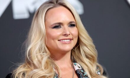Miranda Lambert attire l&rsquo;attention dans la minuscule mini-jupe déchirée et les bottes de cowboy ultimes