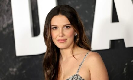 Le bandeau tendance de Millie Bobby Brown est un incontournable dans chaque garde-robe d&rsquo;été