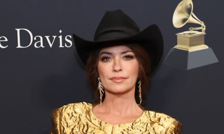 Shania Twain partage une photo sans filtre alors qu&rsquo;elle parle de la transition «dure» devant