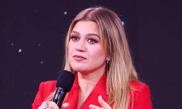 Kelly Clarkson revient aux yeux du public des semaines après la mort de l&rsquo;ex-mari