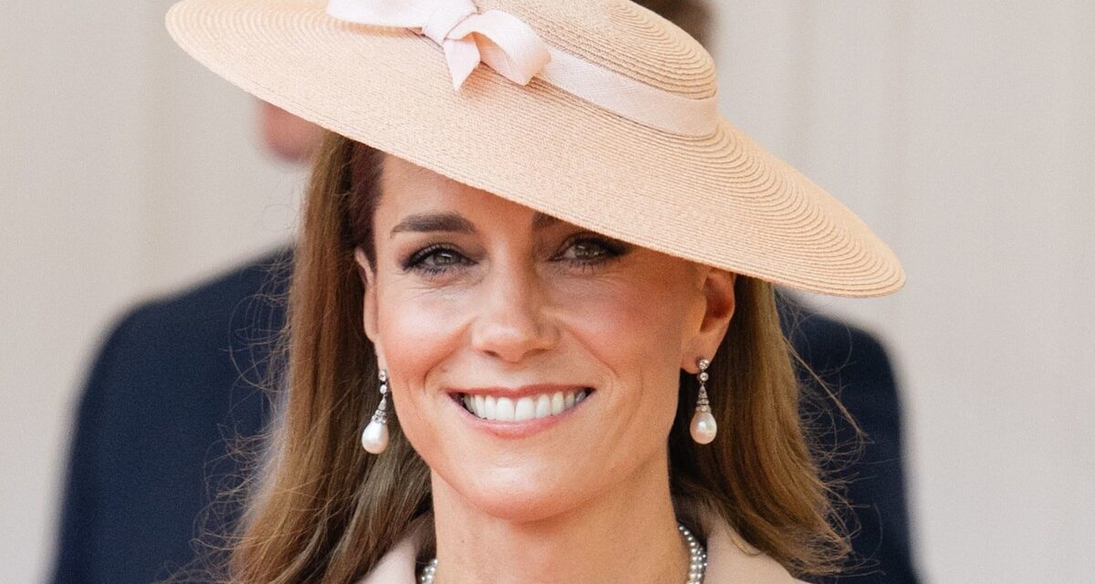 Kate Middleton effectue le parfait Curtsey 3 fois – Regardez la vidéo