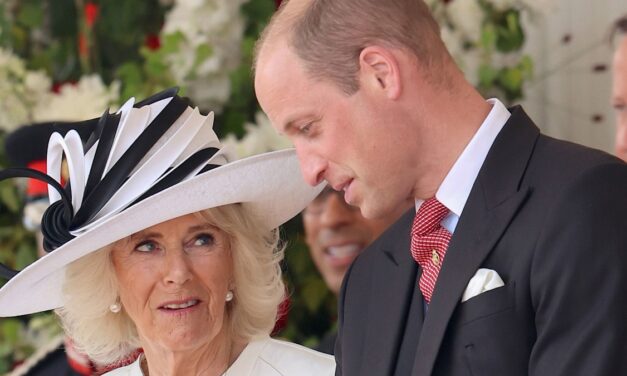 Le prince William embrasse la reine Camilla dans une rare démonstration d&rsquo;affection
