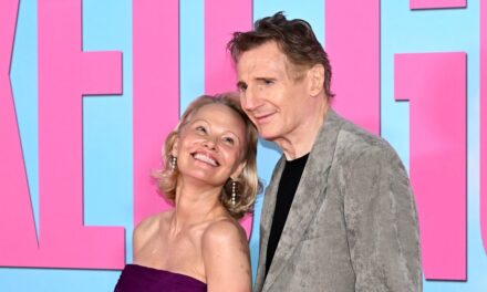 Pamela Anderson quitte l&rsquo;hôtel avec Liam Neeson et a l&rsquo;air brillant dans un ensemble ensoleillé