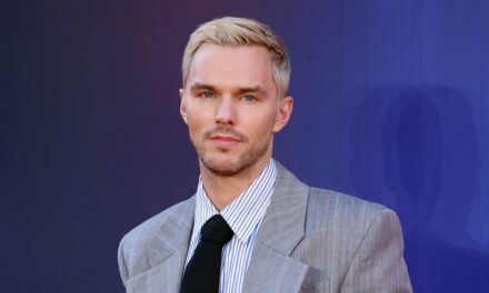 À l&rsquo;intérieur de la vie de famille très privée de Nicholas Hoult avec une femme modèle et des enfants