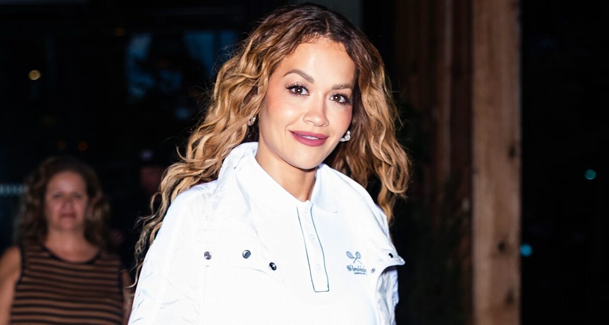 Rita Ora affiche ses blancs de Wimbledon dans une mini-jupe preppy