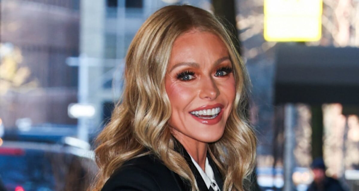 La maman de Kelly Ripa est son jumeau dans la photo glamour de la famille