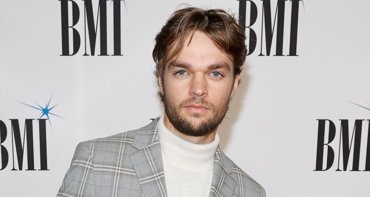 Qui est Conner Smith, la star du pays de 24 ans, chargée de tuer une femme âgée dans un accident de voiture?