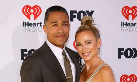 Amy Robach a l&rsquo;air radieuse sur des photos de plage de vacances en famille avec TJ Holmes et des filles adultes