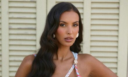 La mini robe imprimée de cœur plongeant de Maya Jama ne pourrait pas être plus parfaite pour Love Island