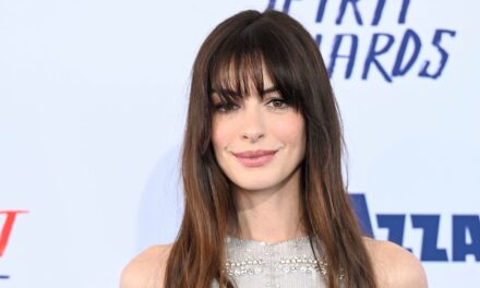 Anne Hathaway nous scolarisé sur la façon de coiffer un jean blanc pour l&rsquo;été
