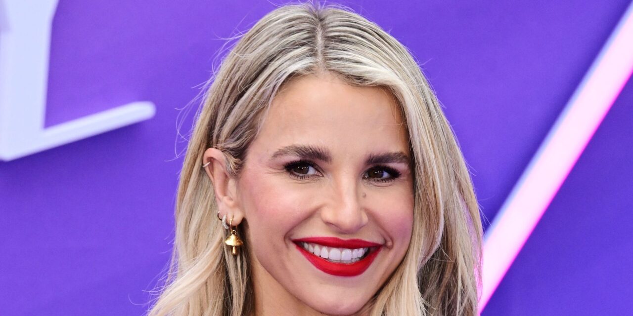 Vogue Williams pourrait être une épouse en robe d&rsquo;épaule de 160 £