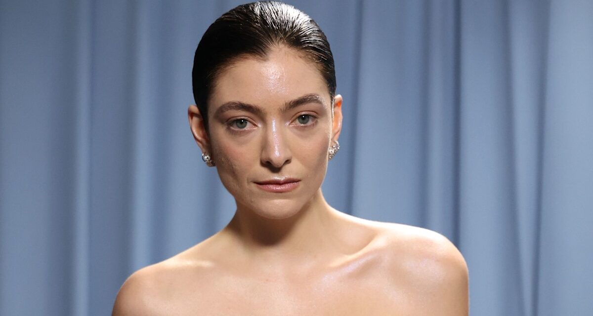 La robe diamante en maille de Lorde avec rien en dessous est la pic 365 fêtard