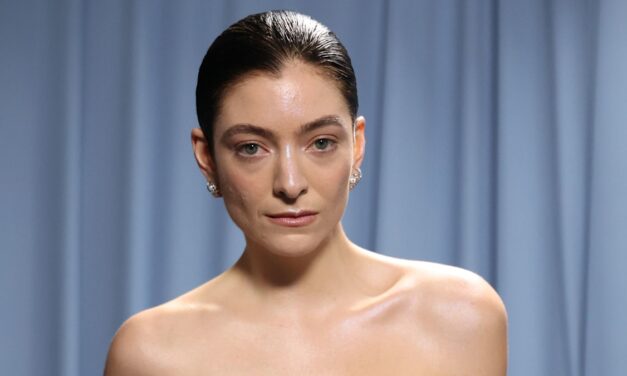 La robe diamante en maille de Lorde avec rien en dessous est la pic 365 fêtard