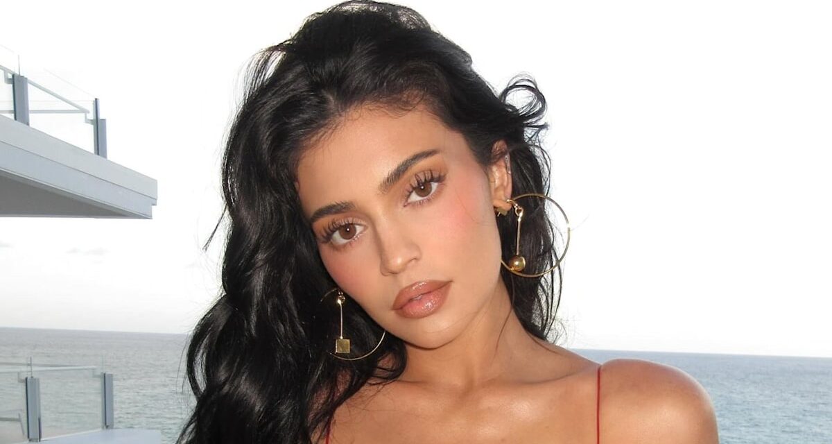 La nouvelle gamme de maillots de bain maigres de Kylie Jenner est destiné aux filles