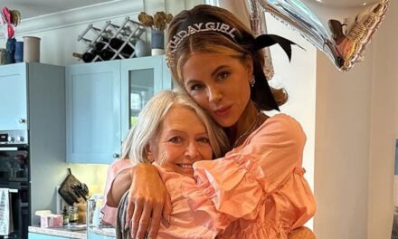 Kate Beckinsale révèle que sa mère est morte dans ses bras dans un message émotionnel: «Je suis paralysé»