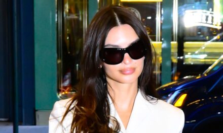 Emily Ratajkowski suinte Bridal Chic dans la combinaison de puissance approuvée par Victoria Beckham