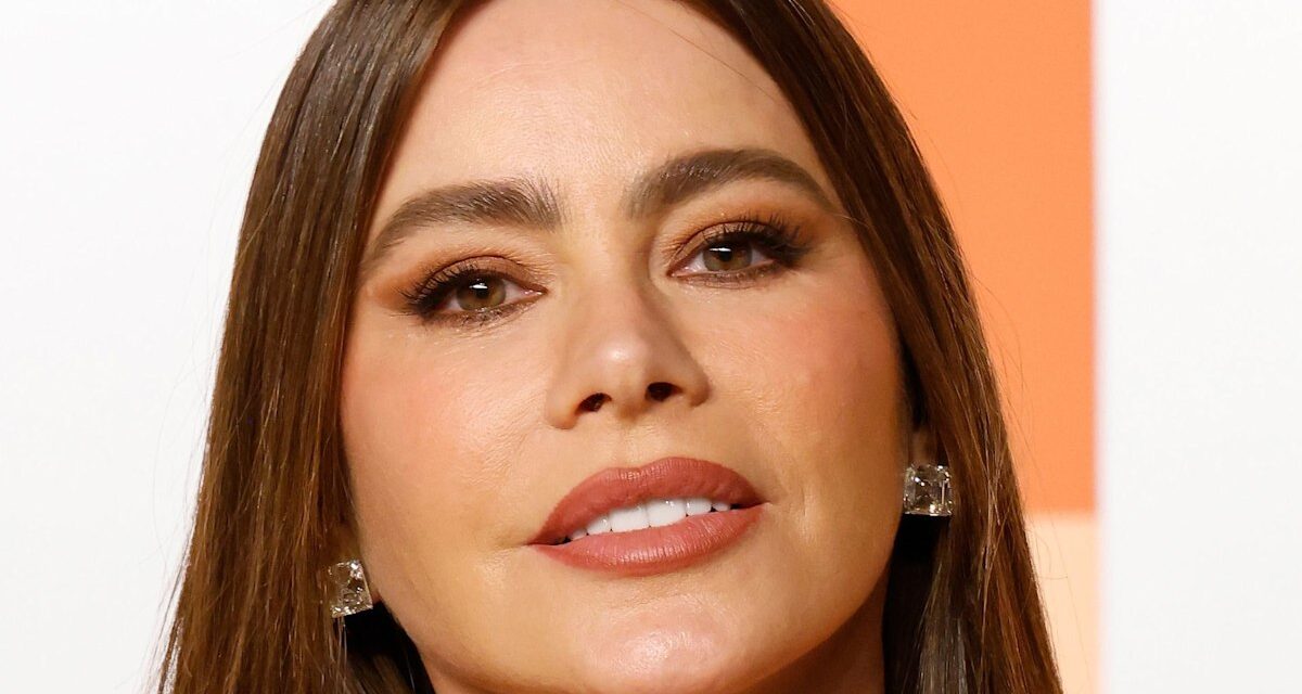 Un instantané du bikini tout blanc de Sofia Vergara brise presque Internet alors qu&rsquo;elle aura 53 ans