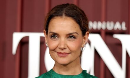 La star de Dawson&rsquo;s Creek, Katie Holmes, envoie les fans dans une frénésie avec des retrouvailles romantiques