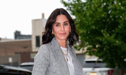 Regardez les Amis Star Courteney Cox sur les amis, a surpris Wimbledon Champ lors des célébrations