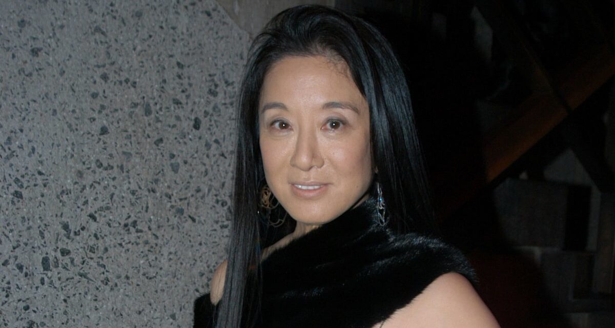 Vera Wang étouffe les fans avec une apparence à 76 en crop top et en cuir combo