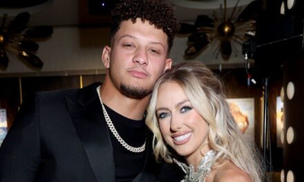 La femme de Patrick Mahomes, Brittany, berce le maillot de bain effronté 6 mois après l&rsquo;accueil de la petite fille