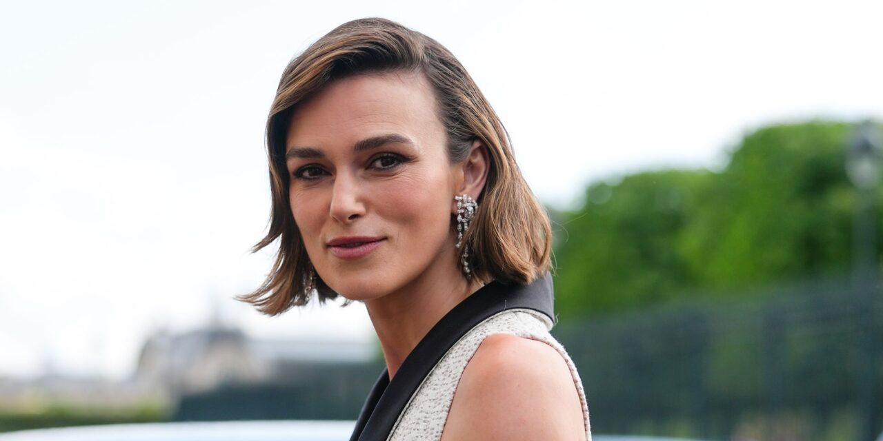 Keira Knightley canalise parfaitement le chic parisien dans l&rsquo;ensemble inspiré de la mariée